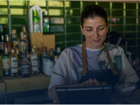 Pessoas a utilizar o Vendus em vários negócios.